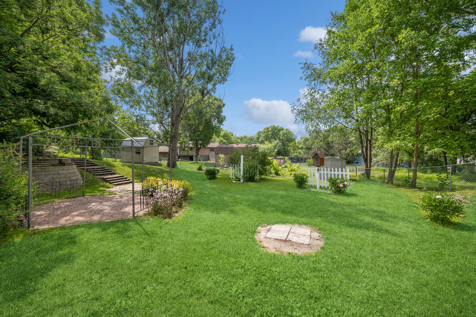 Spacious backyard at Blossom Hill Assisted Living in Woodbury, MN, featuring a well-maintained lawn and scenic surroundings